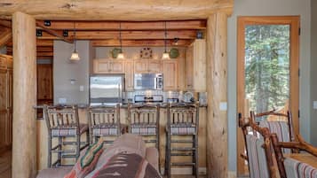 House, 4 Bedrooms | Private kitchen | Coffee/tea maker