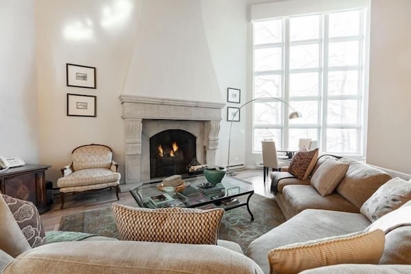 Condo, 6 Bedrooms | Living area