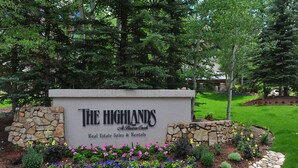 Un panneau indiquant « The Highlands at Beaver Creek », avec des informations sur la vente et la location de biens immobiliers.