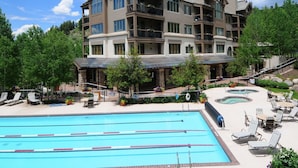 Un hôtel à plusieurs étages doté d’une piscine, d’un espace extérieur aménagé et d’un jardin paysager.