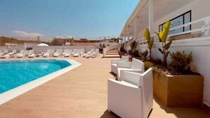 A rooftop pool area with lounge chairs and a clear view of the sky. - Demetra Sea Front Apartment (Castel Volturno)