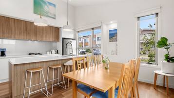 Micro-ondes, four, plaque de cuisson, lave-vaisselle