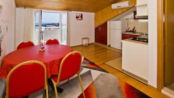 Deluxe Apartment, Sea View | Private kitchen | Oven, stovetop, electric kettle, toaster