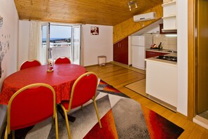 Deluxe Apartment, Sea View | Private kitchen | Oven, stovetop, electric kettle, toaster - Apartmani Kresic 1 (Hvar)