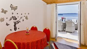 Deluxe Apartment, Sea View | Private kitchen