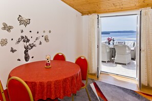 Deluxe Apartment, Sea View | Private kitchen