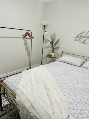 1 habitación, tabla de planchar con plancha y cuna de viaje 