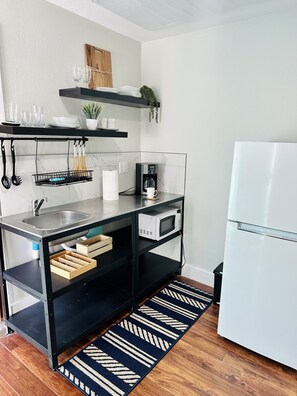 Een koelkast, een microgolfoven, een koffiezetapparaat/waterkoker