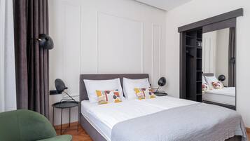 Deluxe Studio | 1 bedroom, in-room safe, blackout drapes, iron/ironing board
