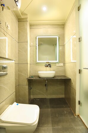 Deluxe Double Room | Bathroom