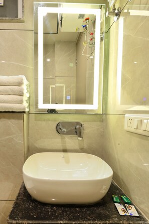 Deluxe Double Room | Bathroom | Shower, rainfall showerhead, free toiletries, towels