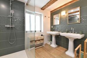 Douche, sĂšche-cheveux, serviettes fournies, savon