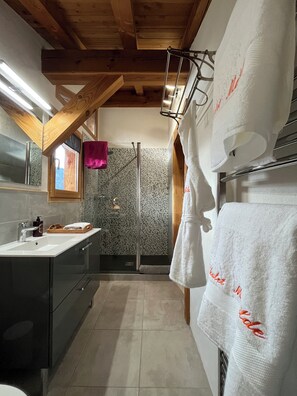 Douche, sèche-cheveux, serviettes fournies, savon
