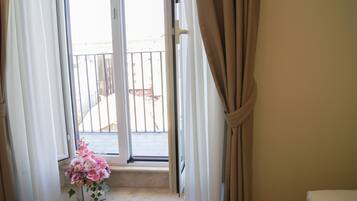 جناح - بشرفة - منظر للمدينة | أغطية فراش متميزة وألحفة محشوة بالريش وأسرّة بطبقة علوية مريحة وميني بار