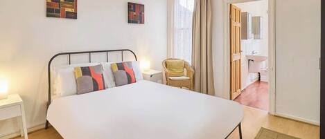 2 dormitoris, planxa i posts de planxar, wifi i roba de llit