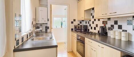 Kjøleskap, mikrobølgeovn, ovn og kokeplater