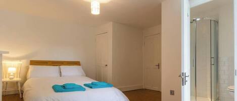 2 chambres, fer et planche à repasser, Wi-Fi, draps fournis