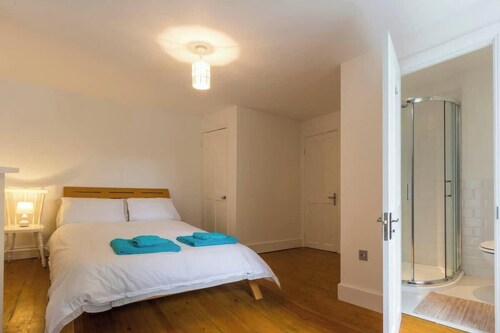 Host & Stay | Victoria Gardens