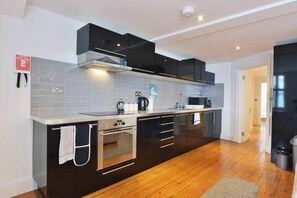 Réfrigérateur, four à micro-ondes, un four, surface de cuisson