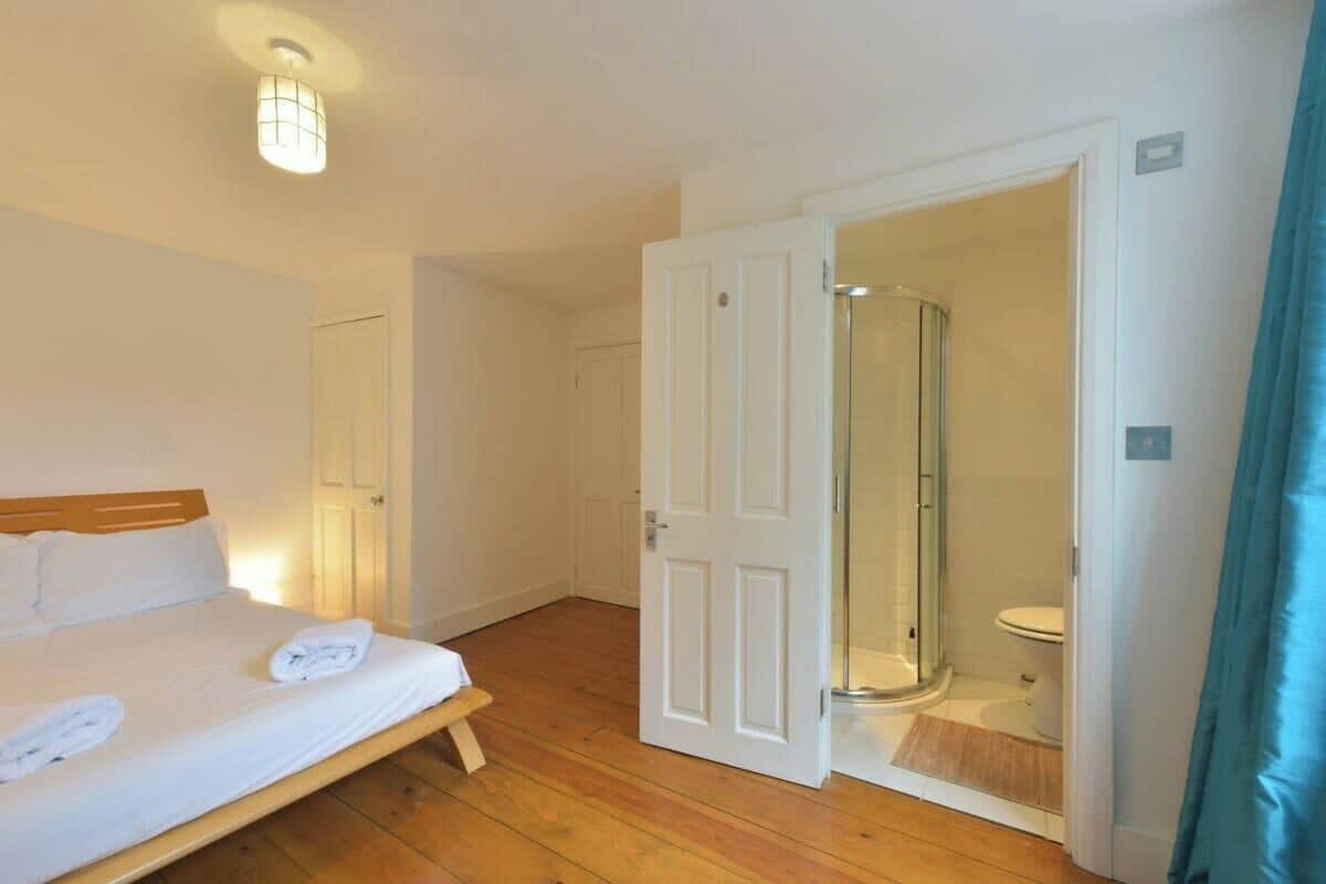 2 chambres, fer et planche à repasser, Wi-Fi, draps fournis