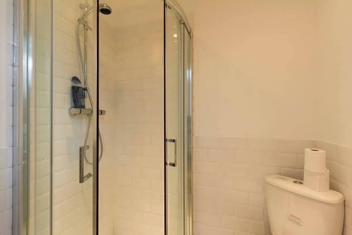 Douche, sèche-cheveux, shampoing