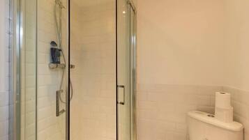 Douche, sĂšche-cheveux, shampoing