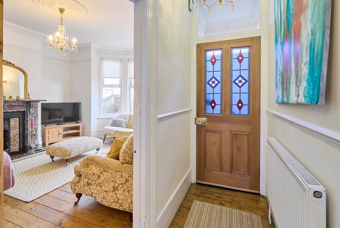 Télévision, cheminée, espaces bureaux