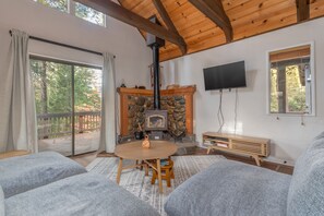 TV - Rivendell Retreat- Cozy Cabin in Blue Lake Springs (Arnold)