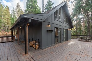 Outdoor dining - Rivendell Retreat- Cozy Cabin in Blue Lake Springs (Arnold)