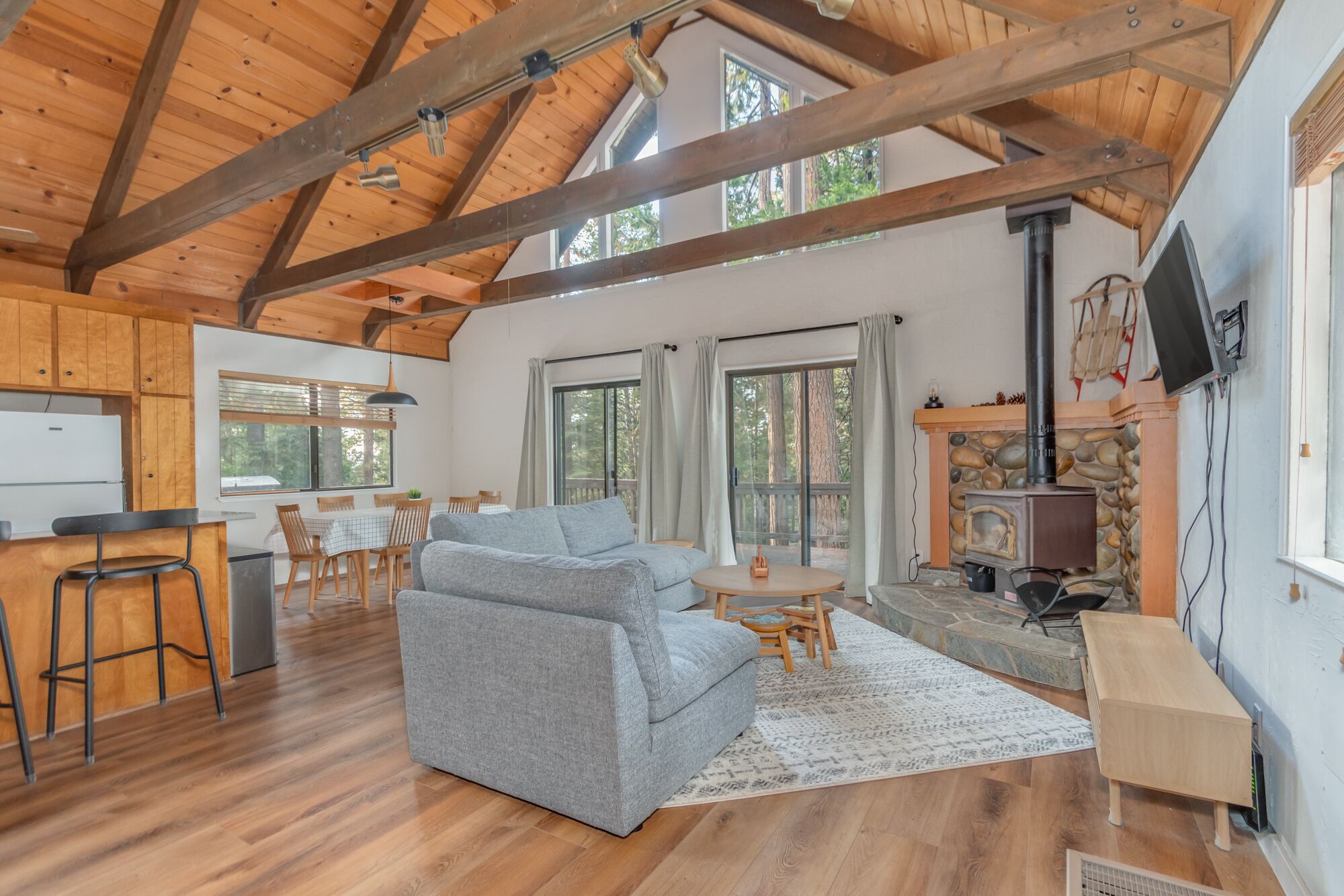 Rivendell Retreat- Cozy Cabin in Blue Lake Springs
