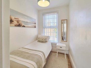 3 habitaciones, tabla de planchar con plancha, wifi y ropa de cama