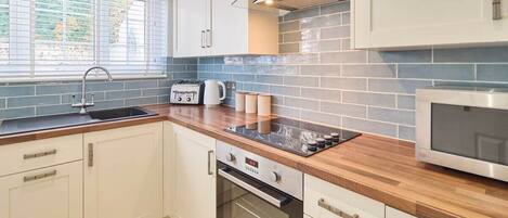 ثلاجة، ميكروويف، فرن، موقد طهي مسطح