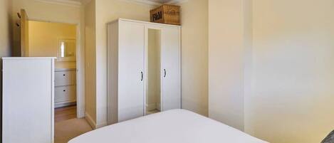 1 makuuhuone, silitysrauta/-lauta, Wi-Fi, vuodevaatteet