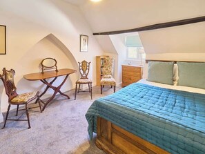 2 bedrooms, desk, iron/ironing board, WiFi