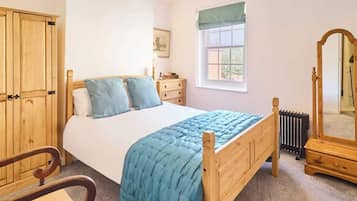 2 bedrooms, desk, iron/ironing board, WiFi