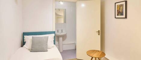 2 makuuhuonetta, työpöytä, silitysrauta/-lauta, Wi-Fi