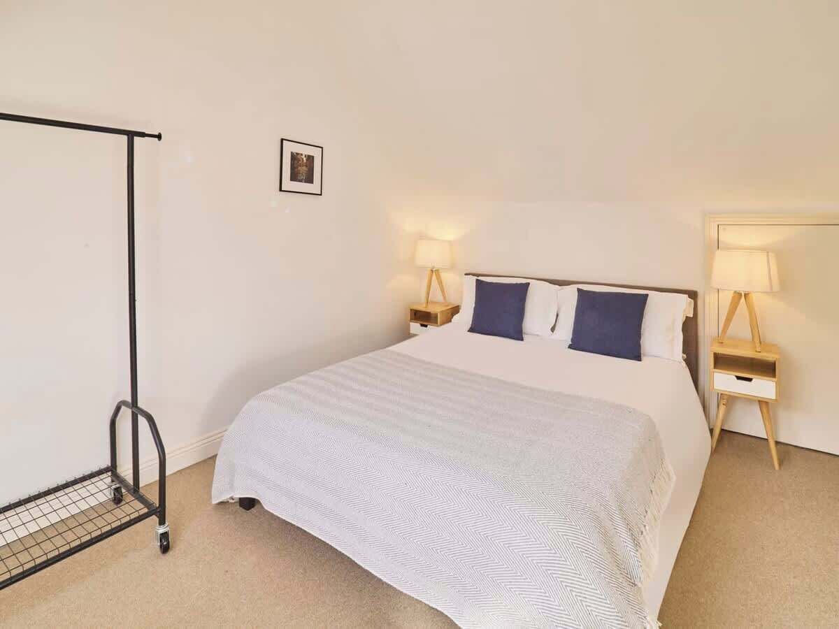 2 bedrooms, desk, iron/ironing board, WiFi