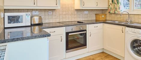 Frigorífico, microondas, horno y placa de cocina