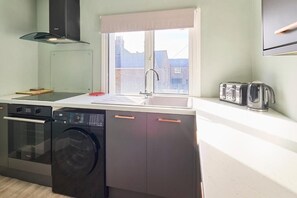 Køleskab, mikrobølgeovn, ovn, kogeplade