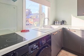 雪櫃、微波爐、焗爐、爐具