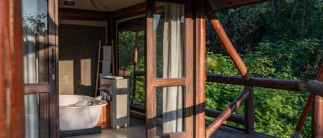 Suite Luxury | Bagno | Soffione a pioggia, asciugacapelli, accappatoio, asciugamani