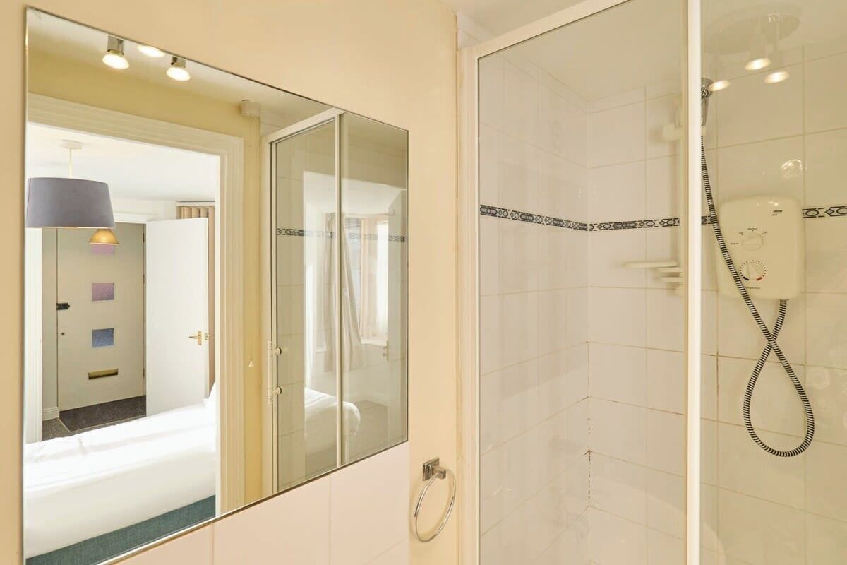 Dusche, Haartrockner, Shampoo