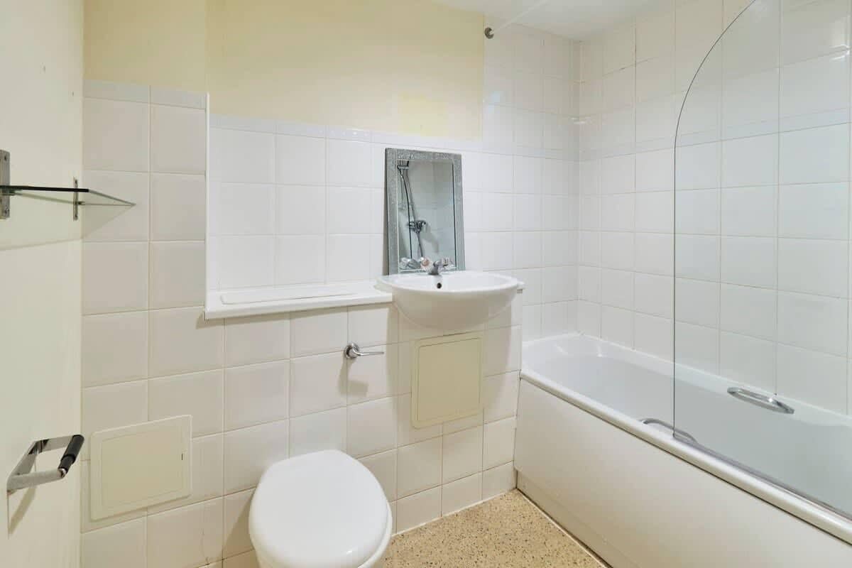 Shower, hair dryer, towels, shampoo