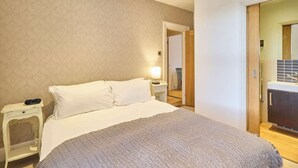 2 多间卧室、熨斗/熨衣板、WiFi、床单
