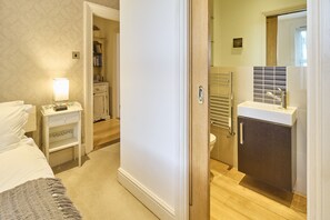 2 dormitorios, tabla de planchar con plancha, wifi y ropa de cama
