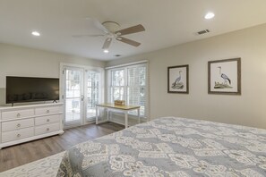 2 bedrooms, desk, iron/ironing board, internet