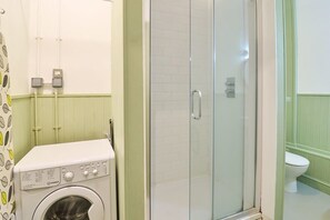 Doccia, asciugacapelli, asciugamani, shampoo