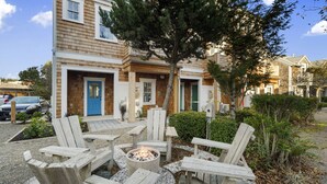 Un bâtiment doté d’un foyer extérieur et d’un espace de détente en plein air.