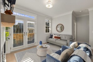 智能电视、壁炉、书