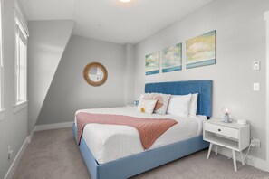 2 bedrooms, travel crib, free WiFi, bed sheets - *New* A Stairway to Heaven, dog-friendly, ocean view! (Pacific Beach)